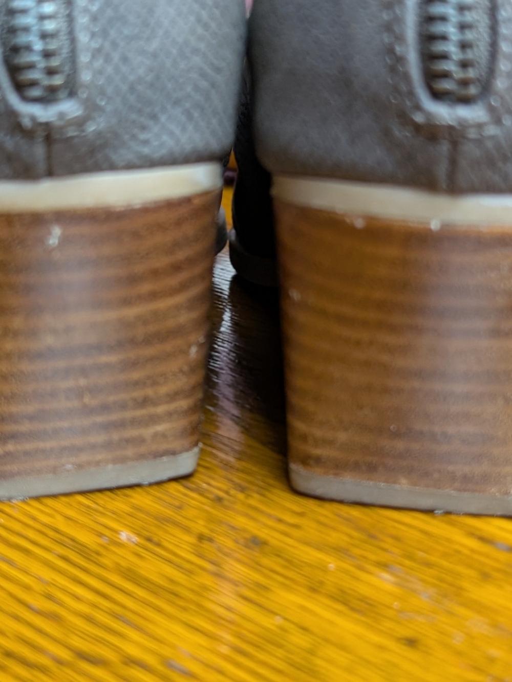 Yellow Box Women’s 6.5 Gray Textured Pointed Toe Ankle Booties - Picture 5 of 10